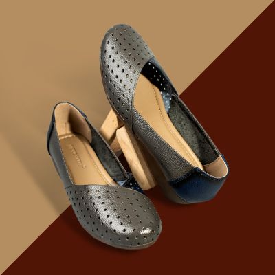 Women leather round toe pumps